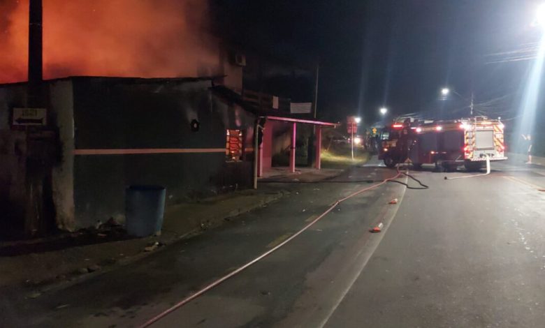 Incêndio em edificação mista, que abrigava 12 pessoas, é controlado em Blumenau