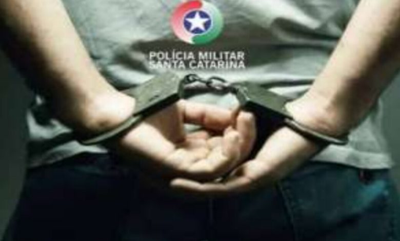Homem com mandado de prisão por pensão alimentícia é preso em Indaial
