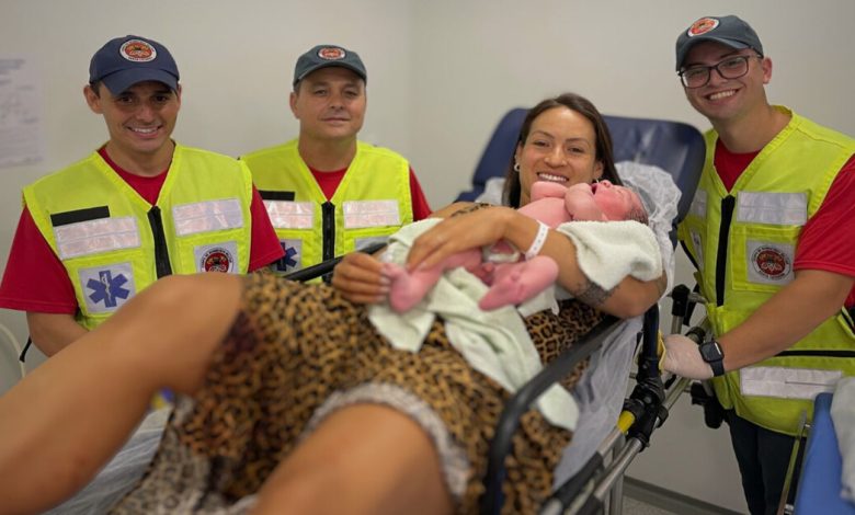 Bombeiros de Brusque auxiliam parto domiciliar e encaminham mãe e recém-nascido ao hospital
