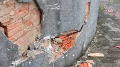 Motorista foge após colidir contra muro de residência em Timbó