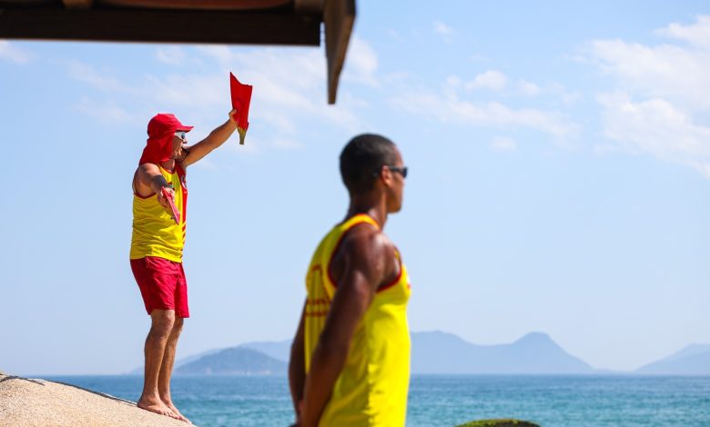 Bombeiros salvam 60 banhistas e reencontram 171 crianças perdidas no Carnaval de SC