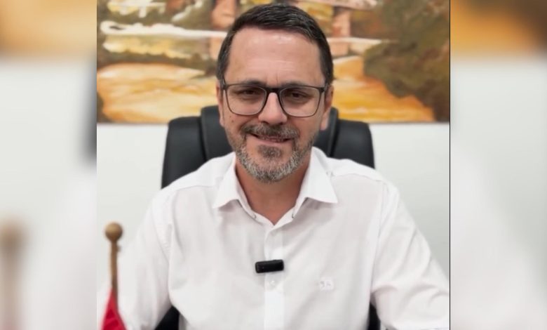 Prefeito de Indaial atende à população e retira projeto de ampliação de 40 cargos