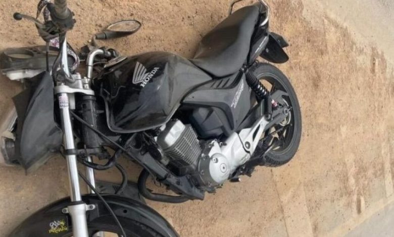 Motociclista de 19 anos morre após colidir e ser arrastado por caminhão, em Itajaí