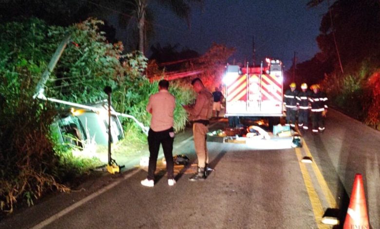 Carro tomba em rua de Gaspar e duas pessoas ficam feridas