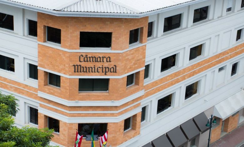 Conselho de Entidades de Blumenau rejeita criação de cargos com altos salários na Câmara