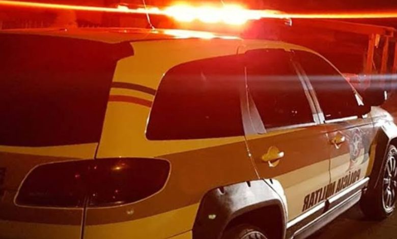 Mulher é presa após atingir companheiro com garrafa de vidro em SC