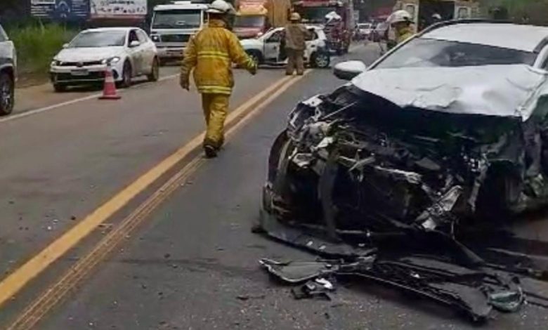 Acidente grave com quatro veículos deixa trânsito lento na BR-470