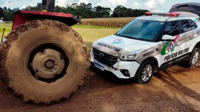 Motorista de trator avança contra policiais e arrasta viatura por 10 metros em SC