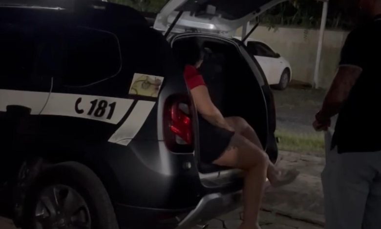 Mulher envolvida no tráfico de drogas em Indaial é presa após tentar quebrar celular