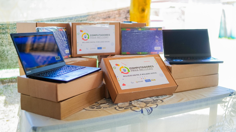 Ministério das Comunicações doa computadores para escolas do RS afetadas pelas enchentes