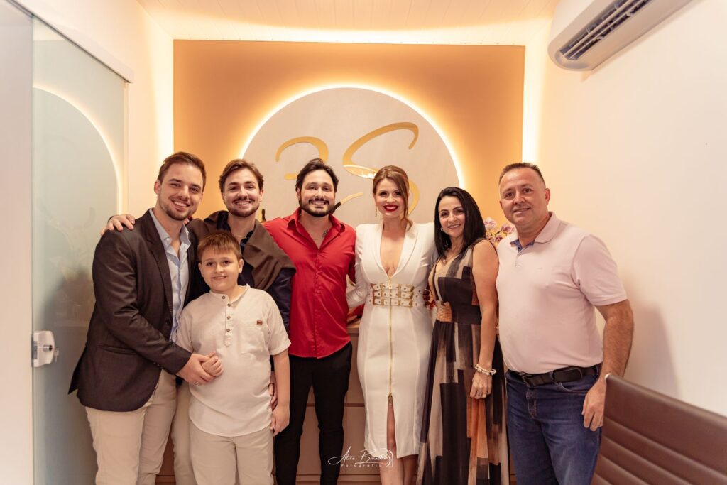 Avô de 84 anos aparece de surpresa e emociona Shanon na inauguração da Odontologia 3S, em Timbó