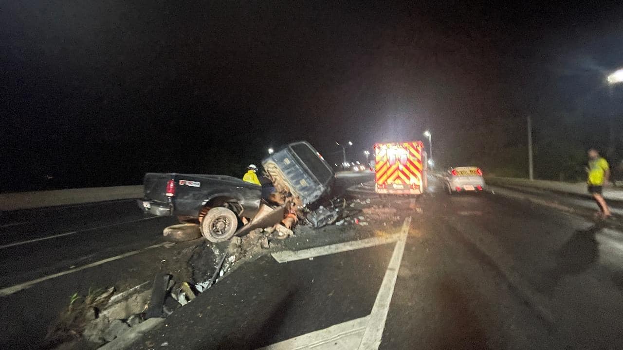Caminhonete bate em buraco e destrói cabine na BR-470 em Indaial