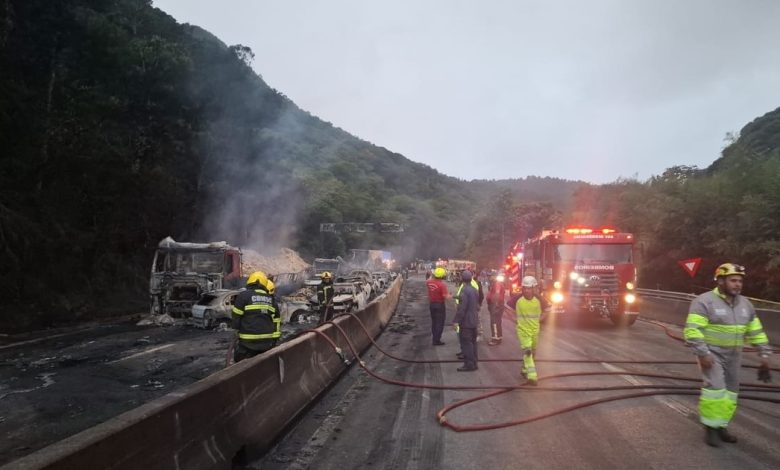 BR-101 é totalmente liberada após explosão de carreta com combustível em Palhoça