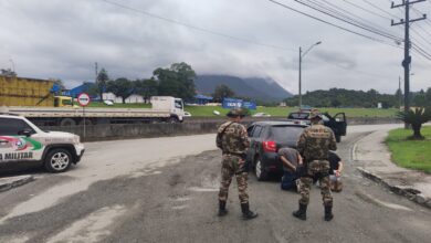 Dupla é presa em Joinville após roubo de carro em Balneário Camboriú