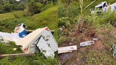 Carro capota e cai em córrego após colisão com caminhão em Timbó; condutor morre no local