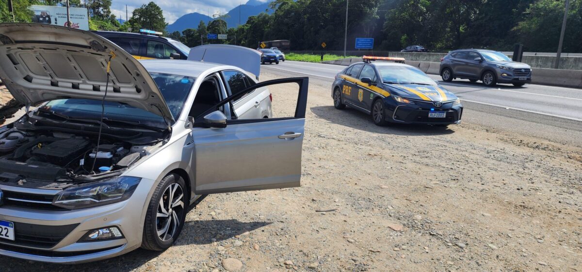 PRF intercepta três carros com maconha durante feriadão em SC; cinco foram presos