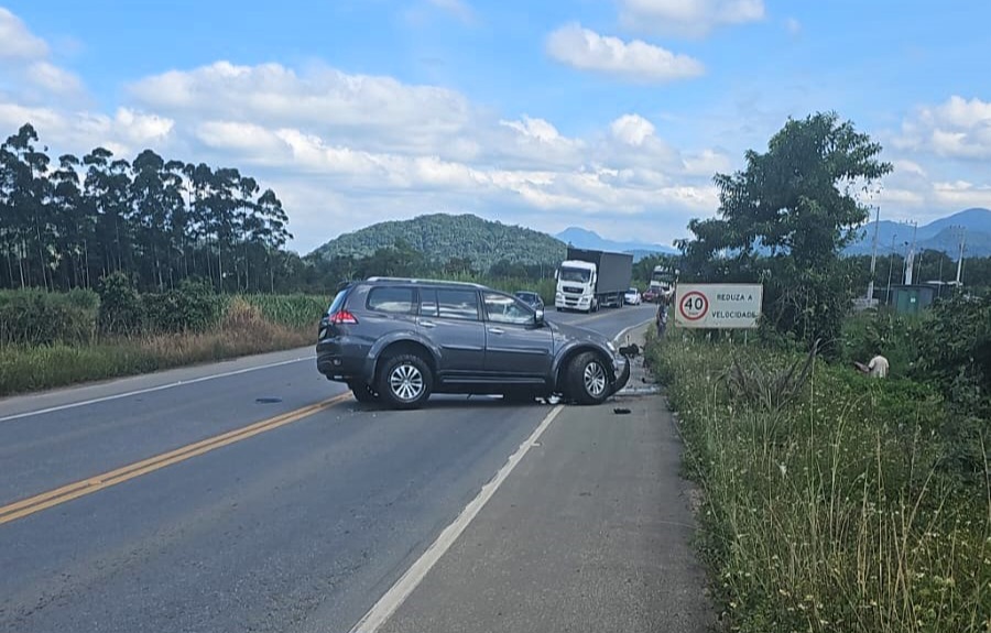 Fuga após roubo termina em grave colisão na BR-101 e deixa quatro feridos