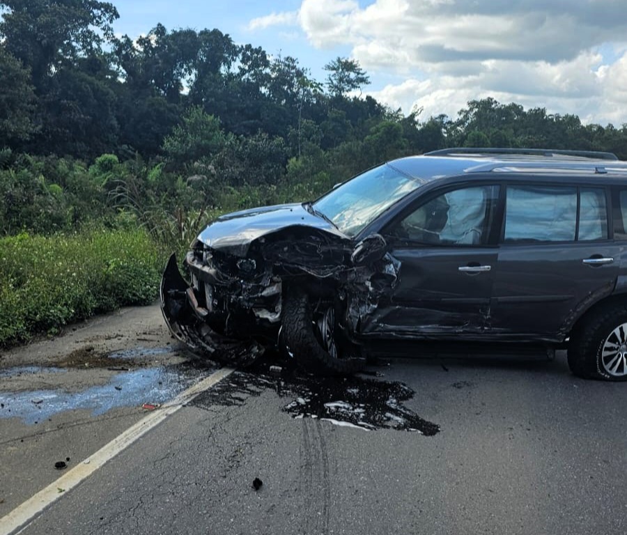 Fuga após roubo termina em grave colisão na BR-101 e deixa quatro feridos