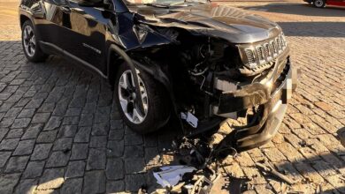 Motorista de 63 anos fica ferido após colisão com caminhão estacionado em Rio dos Cedros