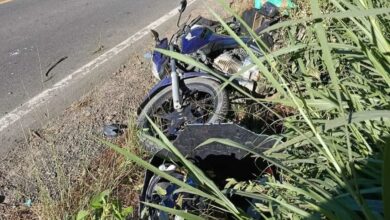 Motociclista tem dedos amputados em grave colisão com caminhão em Dona Emma