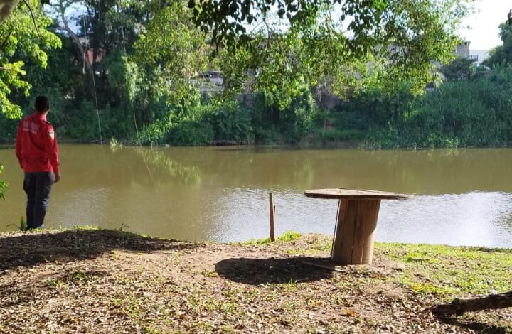 Mulher é retirada do Rio Benedito com ajuda de morador, em Indaial