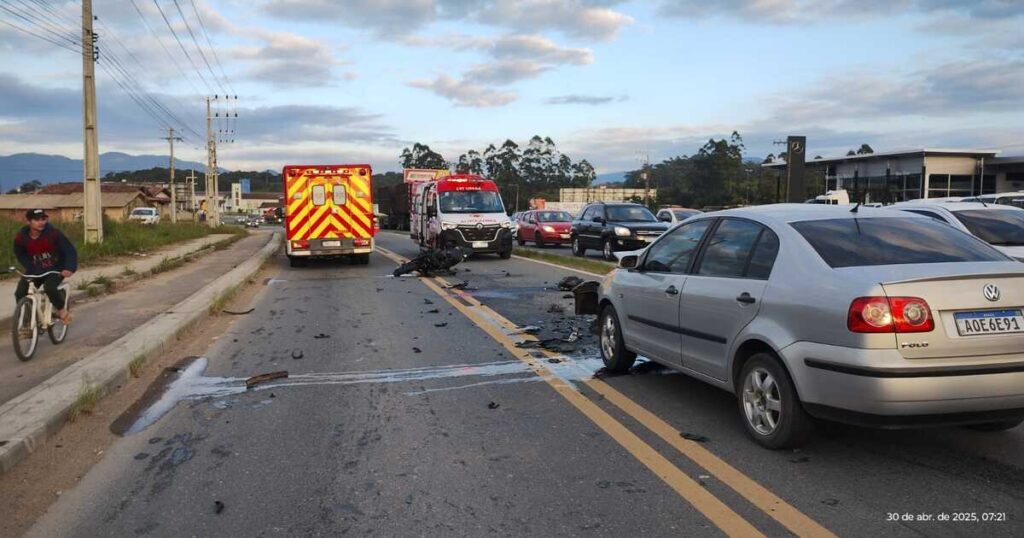 Colisão frontal entre carro e moto deixa 3 vítimas na BR-470 em Indaial