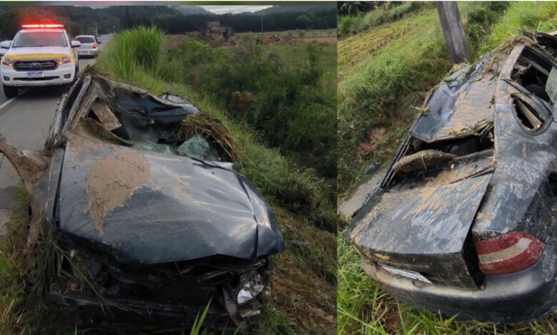 Motorista perde o controle, capota carro em córrego e uma pessoa morre na SC-110, em Timbó