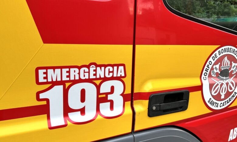 Motorista embriagado capota carro após colisão e deixa 3 feridos em Blumenau