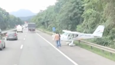 Avião de pequeno porte faz pouso forçado na BR-101 em Garuva, após pane no motor