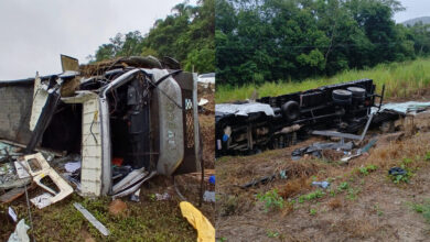 Caminhão tomba na BR-470 em Apiúna e motorista é encaminhado ao hospital