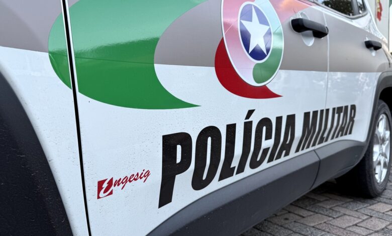 Homem é preso por ameaçar companheira com faca na frente dos filhos em Ascurra