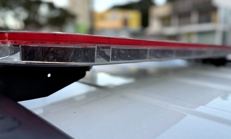 Homem embriagado foge da Guarda Municipal e colide em carro estacionado em Rio do Sul