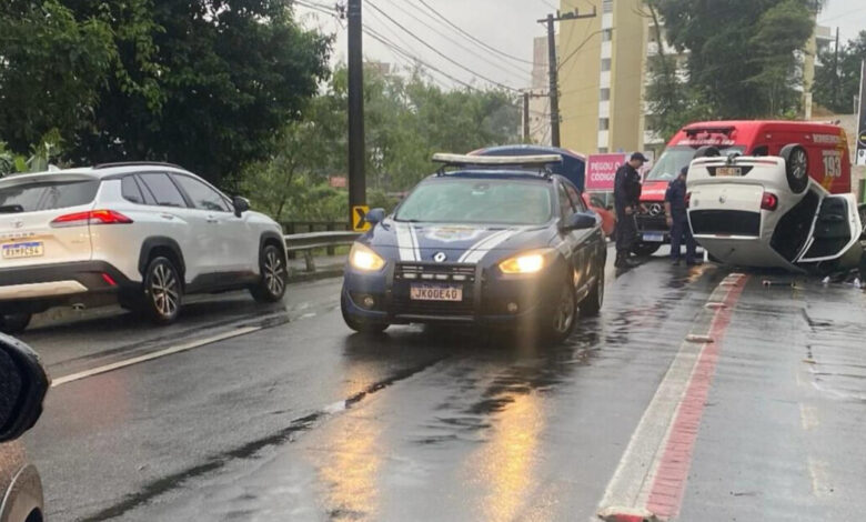 Mulher escapa ilesa após capotamento de carro em Blumenau