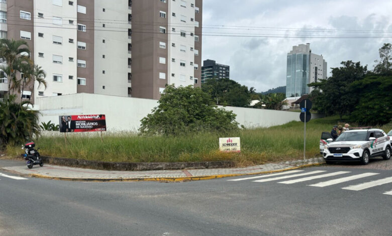 Acidente entre motocicleta e moto elétrica deixa homem ferido em Timbó
