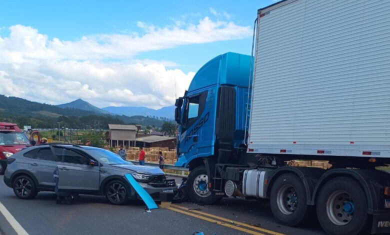 Colisão entre carreta e carro é registrada na BR-470, em Rodeio