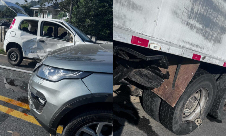 Trânsito lento na BR-470 após colisão entre caminhão e dois carros em Rodeio
