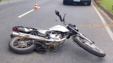 Motociclista de 24 anos fica ferido após colisão na Via Expressa, em Blumenau