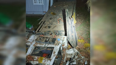 Caminhão carregado de cebolas colide com poste e casa em Ituporanga