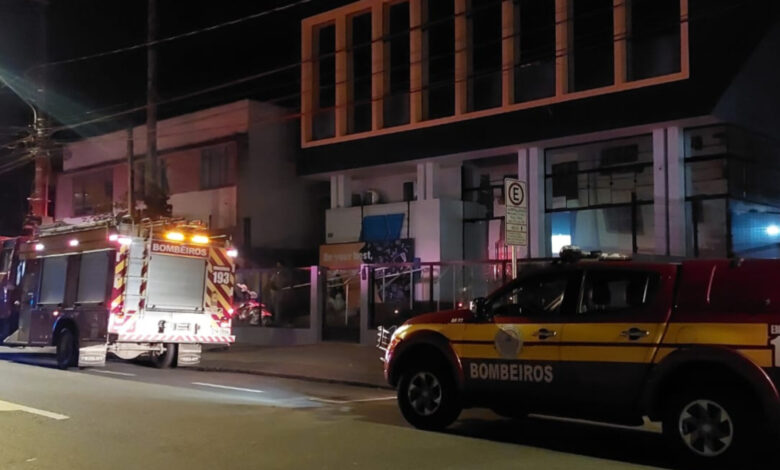 Incêndio atinge cantina de escola em Blumenau durante a noite