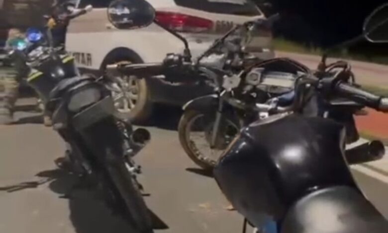 “Pé no chão e moto no pátio”: polícia acaba com noite de manobras em Itajaí