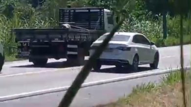 Motorista bloqueia pista na BR-470 em Apiúna e ameaça quem se aproximar