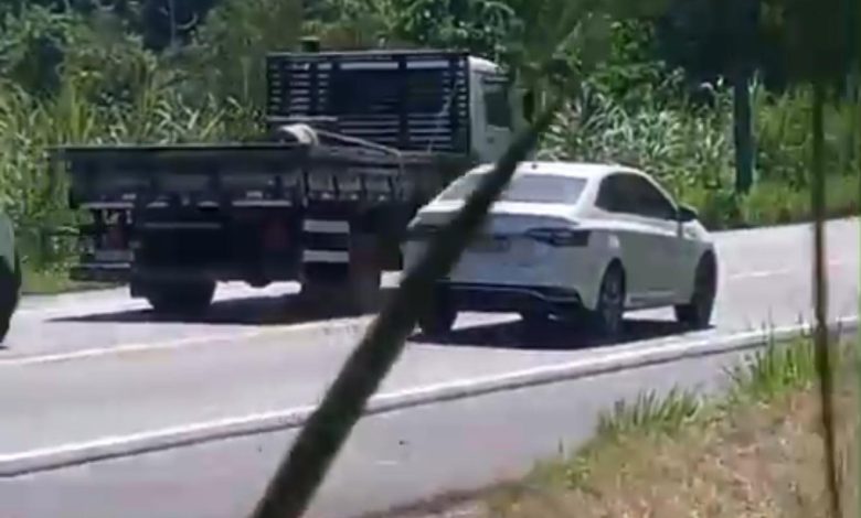 Motorista bloqueia pista na BR-470 em Apiúna e ameaça quem se aproximar