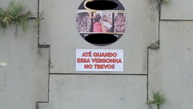“Até quando essa vergonha no trevo?”, diz placa de manifestação feita por morador em Indaial