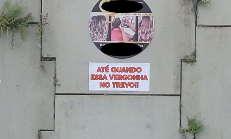 “Até quando essa vergonha no trevo?”, diz placa de manifestação feita por morador em Indaial