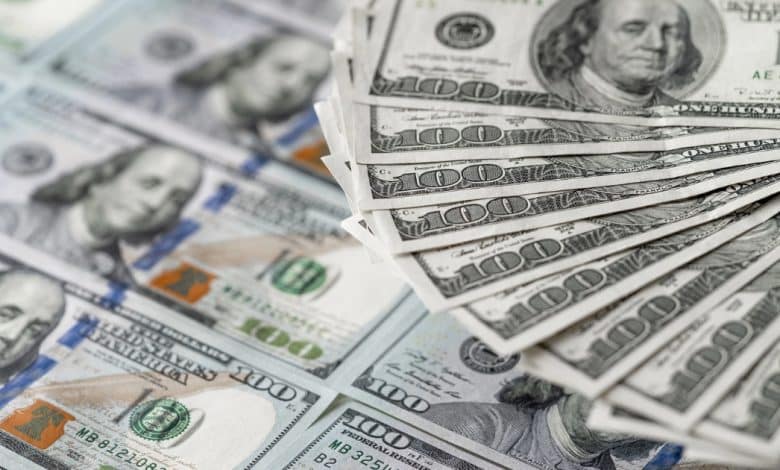 Dólar comercial cai e fecha abaixo de R$ 5,60 após tarifaço de Trump