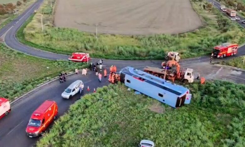 Ônibus tomba em MG e mata 10 pessoas, incluindo duas crianças pequenas