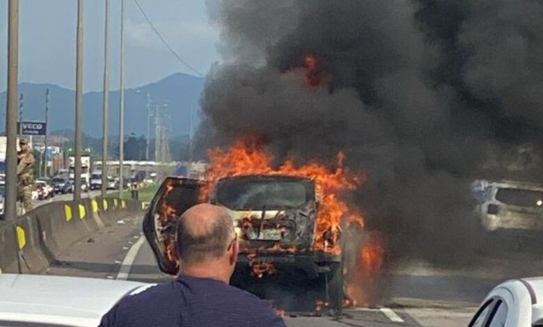 Carro pega fogo e causa 25 km de fila na BR-101