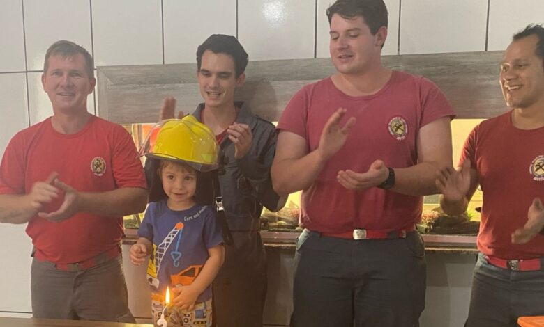 Menino comemora aniversário de 3 anos com os bombeiros de Presidente Getúlio