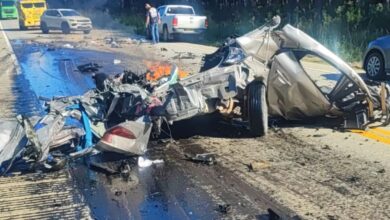Carreta passa por cima de carro e motorista morre carbonizado na SC-114
