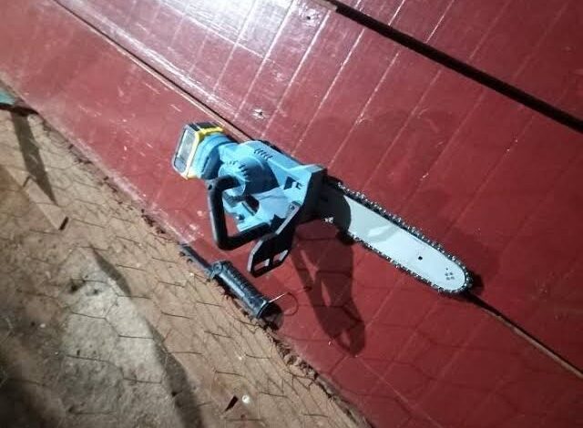 Homem é morto a tiros após invadir casa com motosserra e faca em SC